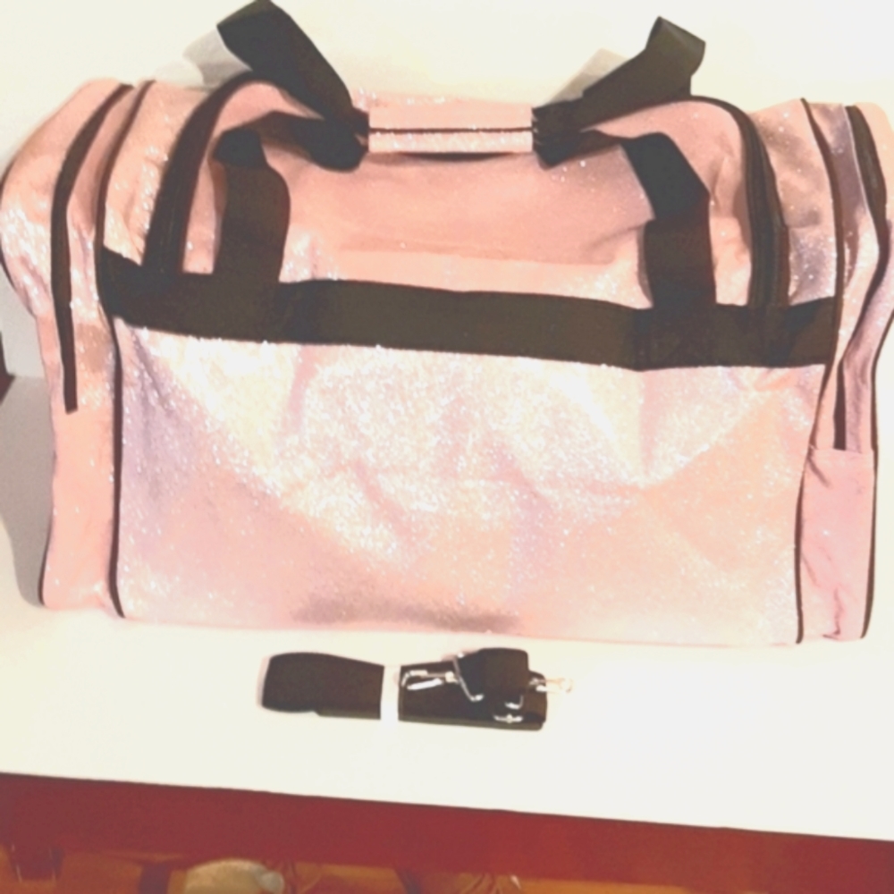 Large Weekender Bag.      Smoke free home - Picture 2 of 6